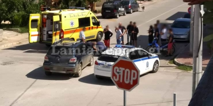 Λαμία: Πέρασε το STOP και εμβόλισε μηχανάκι – Τραυματίστηκαν δύο αδέλφια (pics)