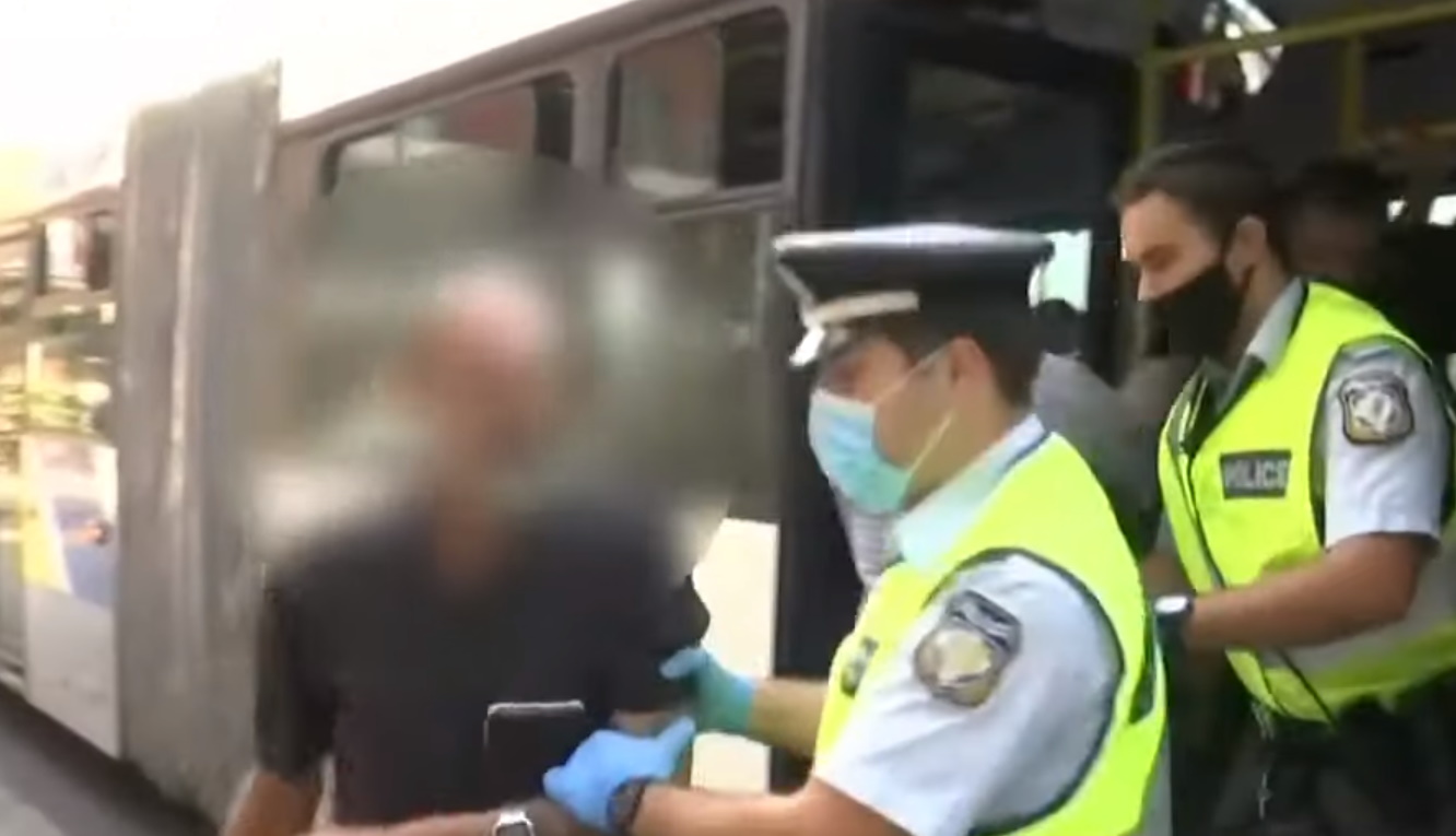 Συγγρού: Τον κατέβασαν… σηκωτό από το λεωφορείο γιατί δεν φορούσε μάσκα! (video)