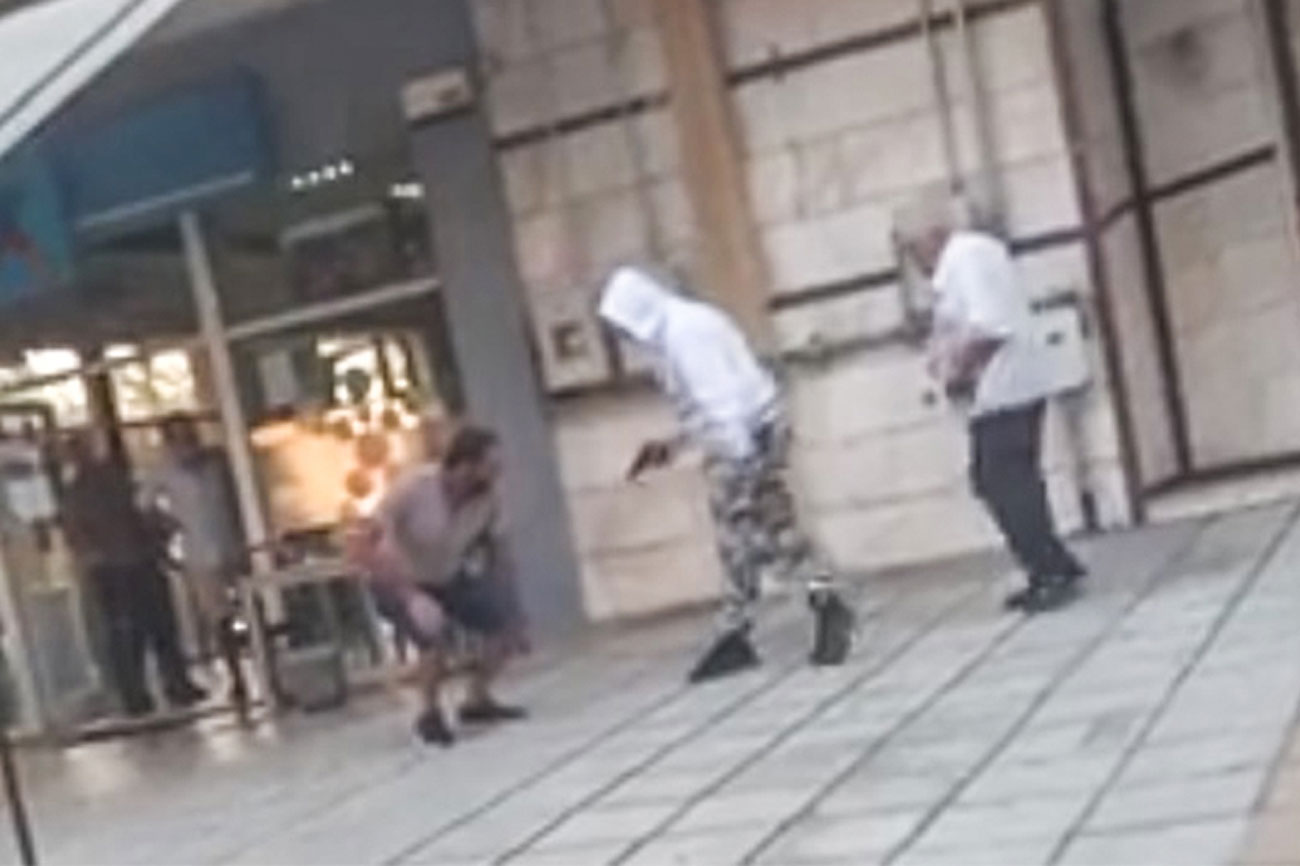 Θεσσαλονίκη: Βίντεο σοκ! Με το πιστόλι στο χέρι απειλεί το θύμα του