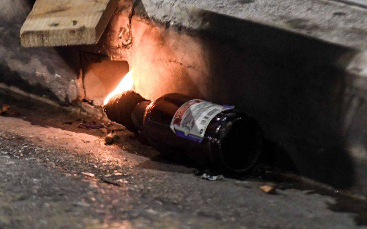 Επίθεση με βόμβες μολότοφ στη διμοιρία των ΜΑΤ έξω από τα γραφεία του ΠΑΣΟΚ