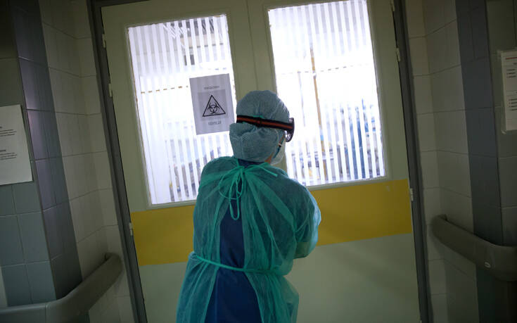 Ανεμβολίαστοι 2200 υγειονομικοί: Επιστρέφουν στα νοσοκομεία