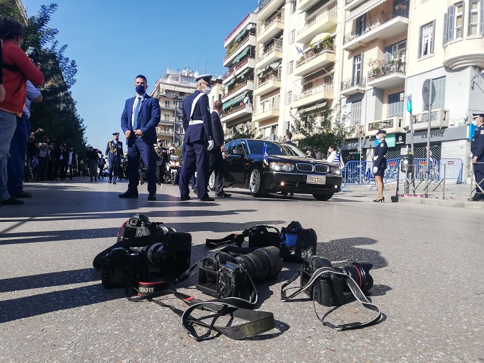 Θεσσαλονίκη: Φωτορεπόρτερ κατέβασαν τις μηχανές τους στην επίσκεψη της Προέδρου της Δημοκρατίας