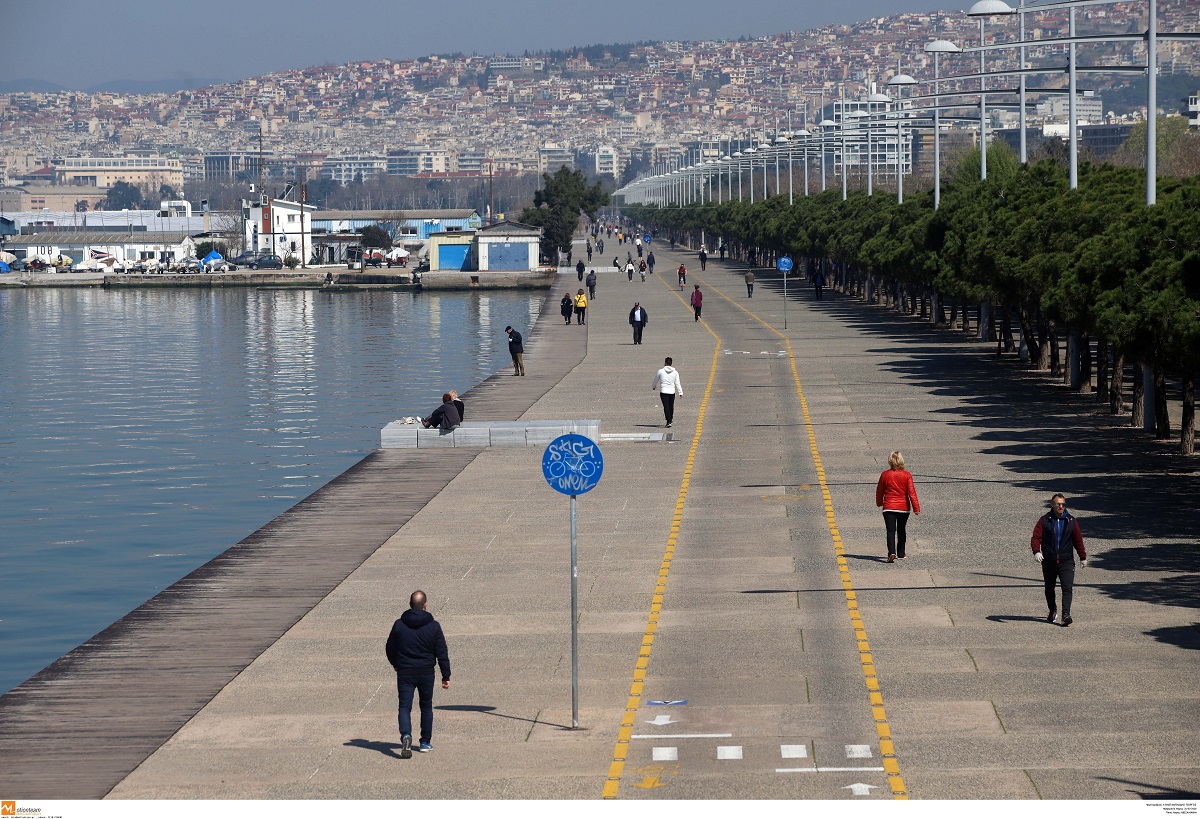 Θεσσαλονίκη: O αέρας έριξε κοριτσάκι στον Θερμαϊκό – To έσωσε περαστικός