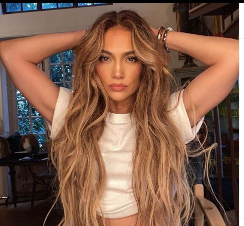 H Jennifer Lopez μοιράζεται τα μυστικά της για λαμπερή επιδερμίδα
