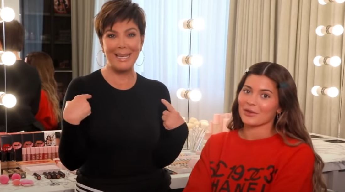 H Kylie Jenner κάθισε σε μια καρέκλα και η μητέρα της την… έβαψε! (vid)