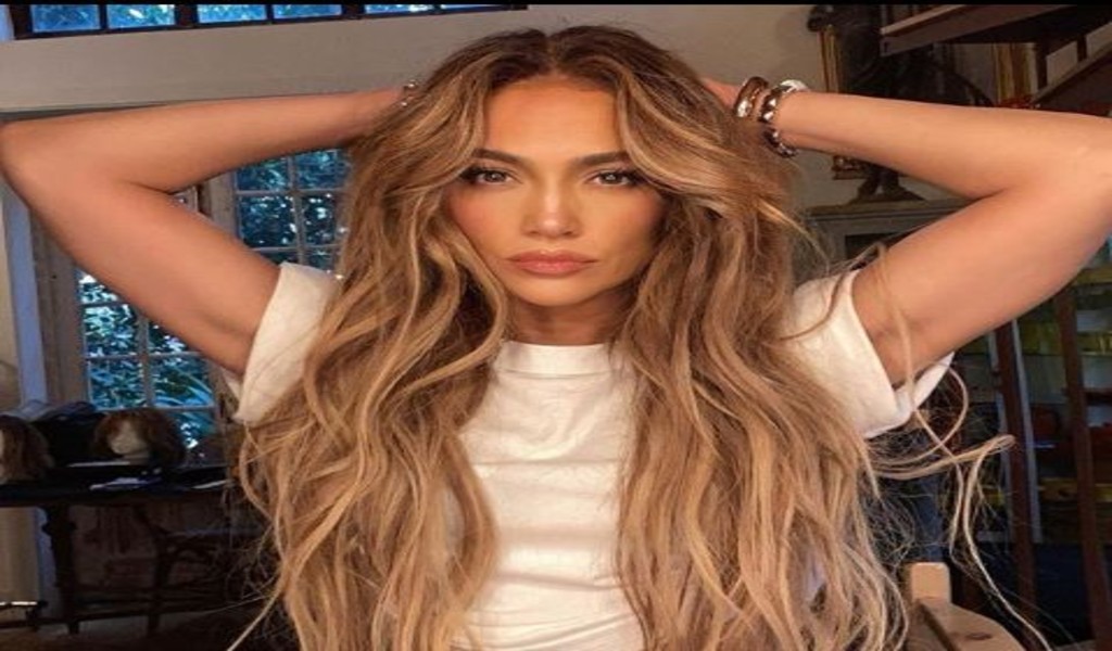 Jennifer Lopez: Φόρεσε νυφικό με αρβυλάκια