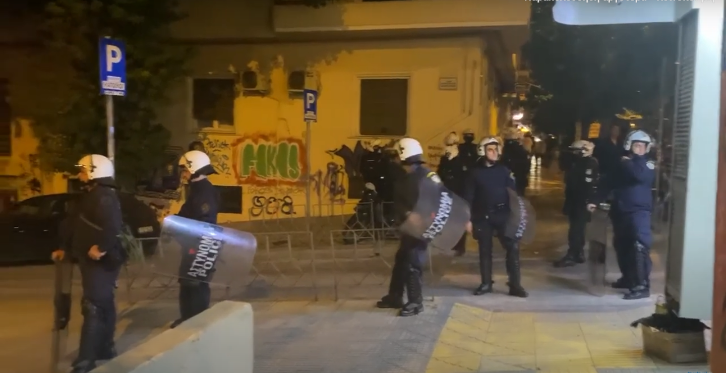 Κορονοϊός – Θεσσαλονίκη: Αστυνομικοί απομάκρυναν κόσμο από πλατεία