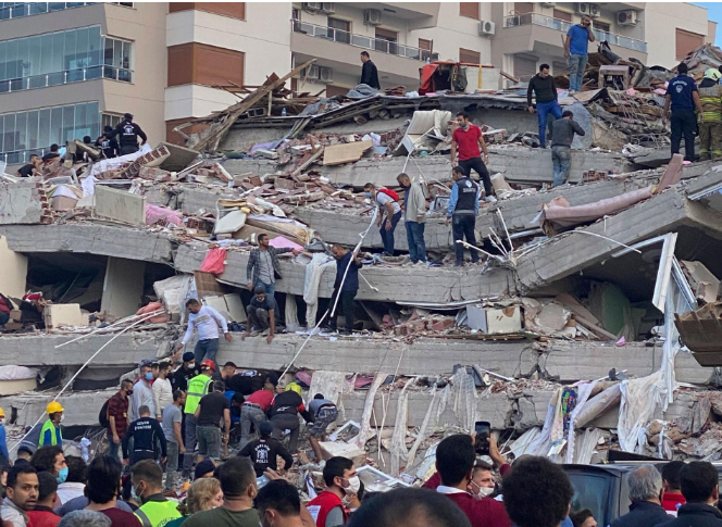 Σεισμός -Σμύρνη: Βίντεο από απεγκλωβισμό ατόμου από τα συντρίμμια πολυκατοικίας