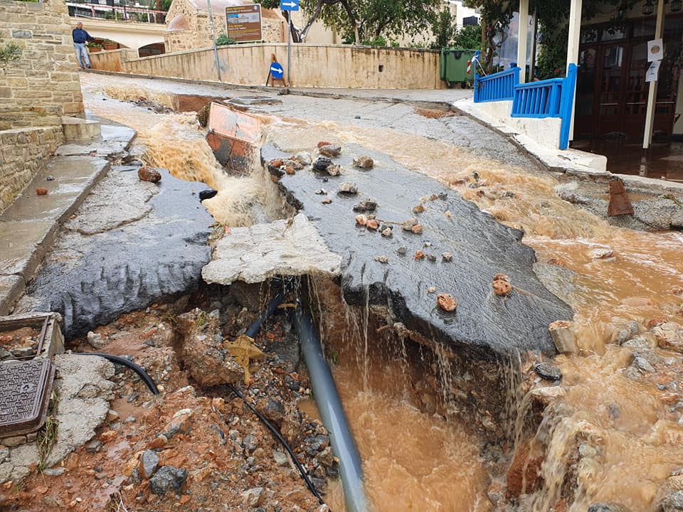 Κρήτη: Δρόμος σε οικισμό κόπηκε στα δύο (pics)