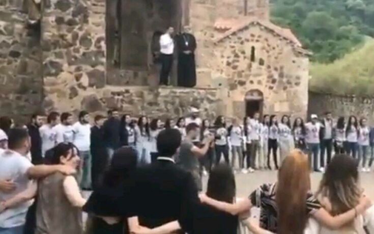 Ναγκόρνο Καραμπάχ: Το «αντίο» των Αρμενίων στις εκκλησίες τους πριν τον ξεριζωμό (vid)