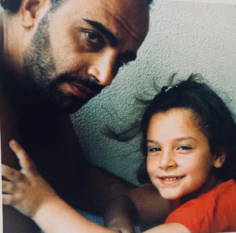 H σπάνια παιδική φωτογραφία της Ελεωνόρας Ζουγανέλη με τον πατέρα της
