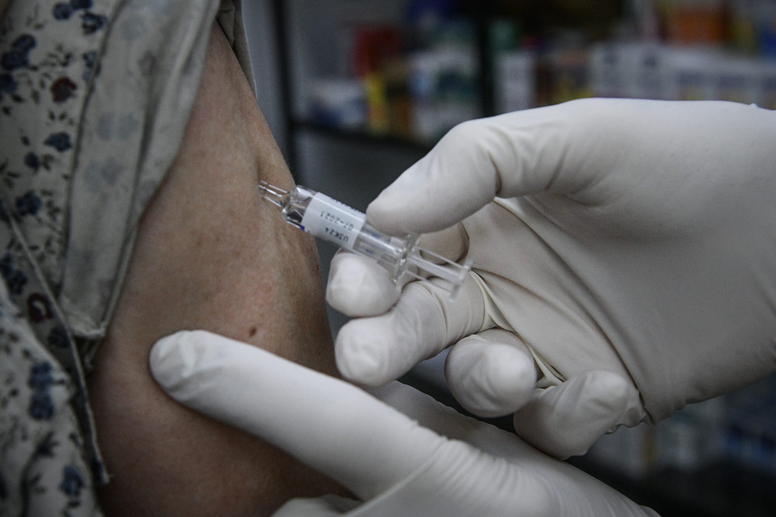 Κορονοϊός: Άνδρας κατέρρευσε λίγο μετά το εμβόλιο! Τι λέει ο Γώγος