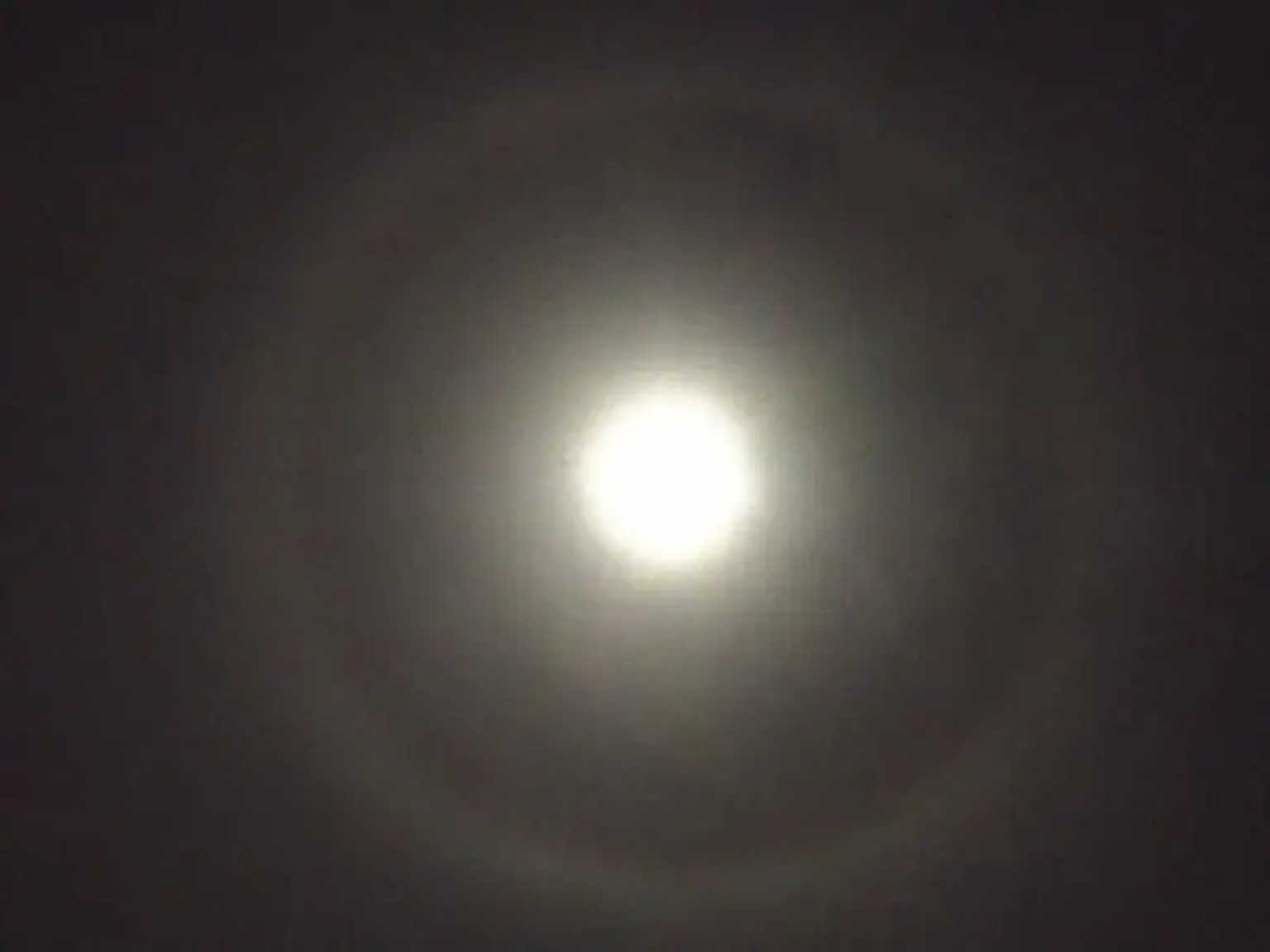 Φεγγάρι με… φωτοστέφανο- Τα κακά «μαντάτα» που φέρνει το σπάνιο φαινόμενο