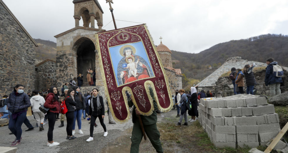 Σκηνές ξεριζωμού: Αρμένιοι αποχαιρετούν τις εκκλησίες τους -Καίνε τα σπίτια τους πριν τα εγκαταλείψουν (pics&vid)