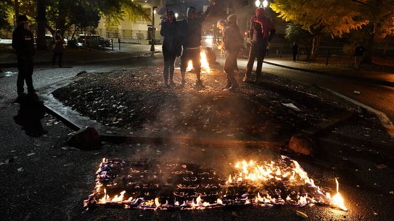 Εκλογές ΗΠΑ: Διαδηλωτές έκαψαν αμερικανικές σημαίες στο Πόρτλαντ (pics)