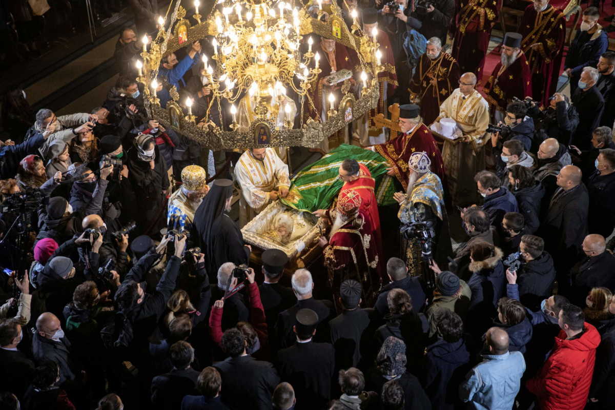 Απίστευτες εικόνες στη Σερβία: Πιστοί φιλούν τη σορό του Πατριάρχη Ειρηναίου που πέθανε από κορονοϊό (pics)