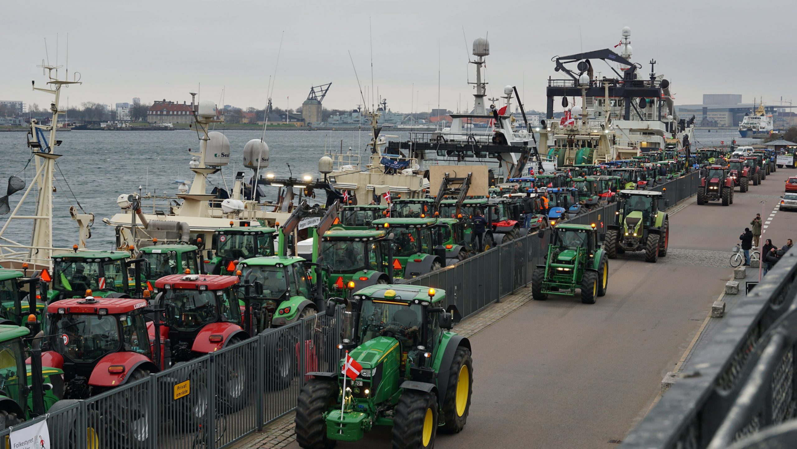 Κοπεγχάγη: Οργή των εκτροφέων βιζόν στη Δανία – Βγήκαν τα τρακτέρ στους δρόμους