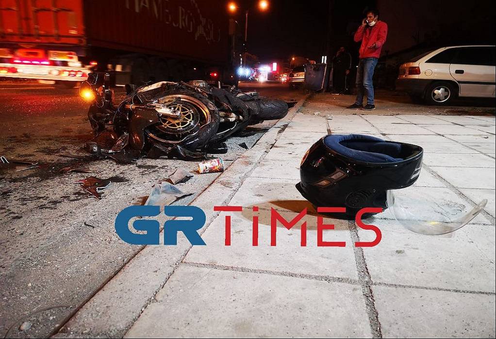 Θεσσαλονίκη: Μοτοσικλέτα «καρφώθηκε» σε νταλίκα (pics&vid)