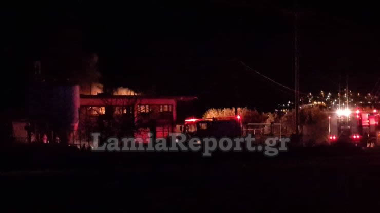 Λαμία: Συναγερμός για φωτιά με εκρήξεις στα Καλύβια (pics&vid)