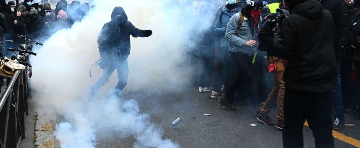 Σφοδρές συγκρούσεις σε διαδηλώσεις στη Γαλλία – 60 αστυνομικοί τραυματίστηκαν
