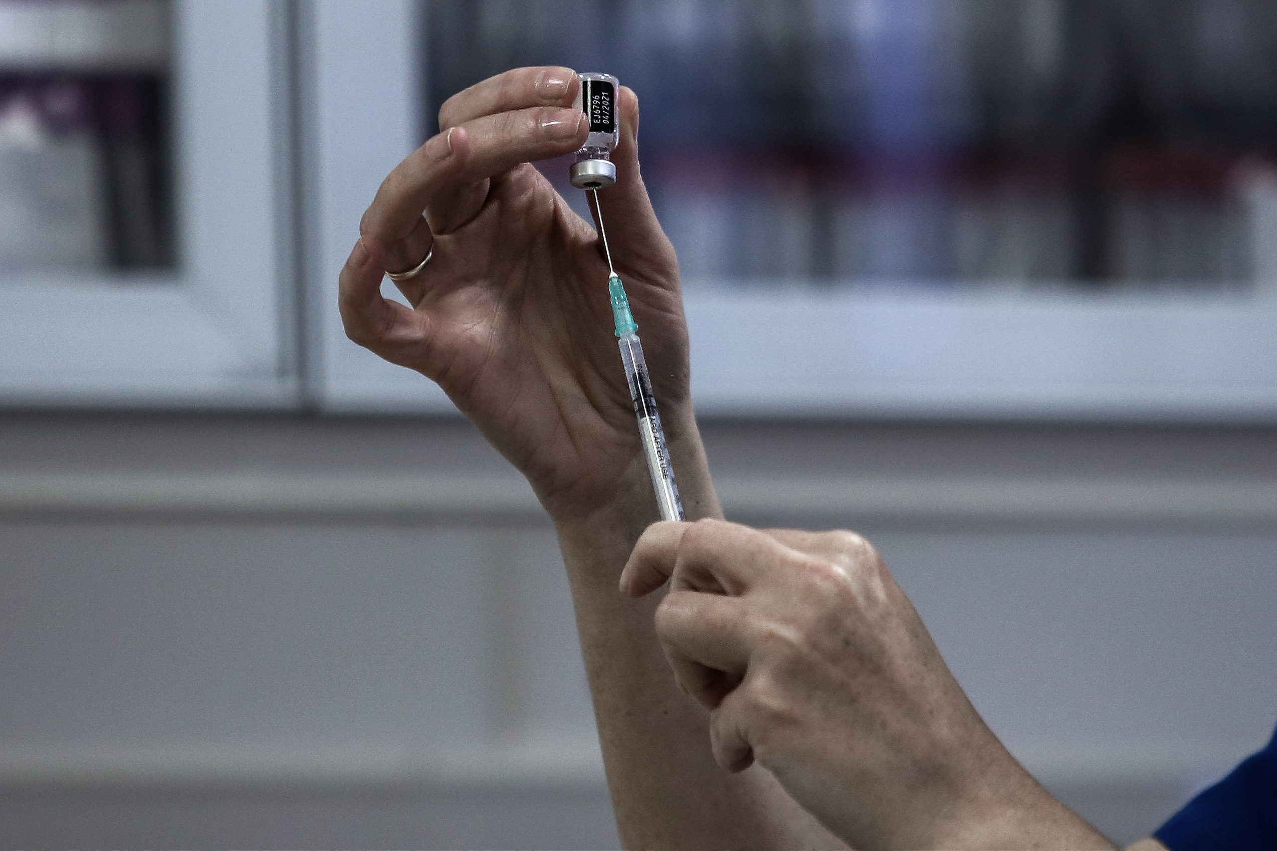 Εμβόλιο κορονοϊού: «Μέχρι 6 εβδομάδες μπορεί να καθυστερήσει η δεύτερη δόση»