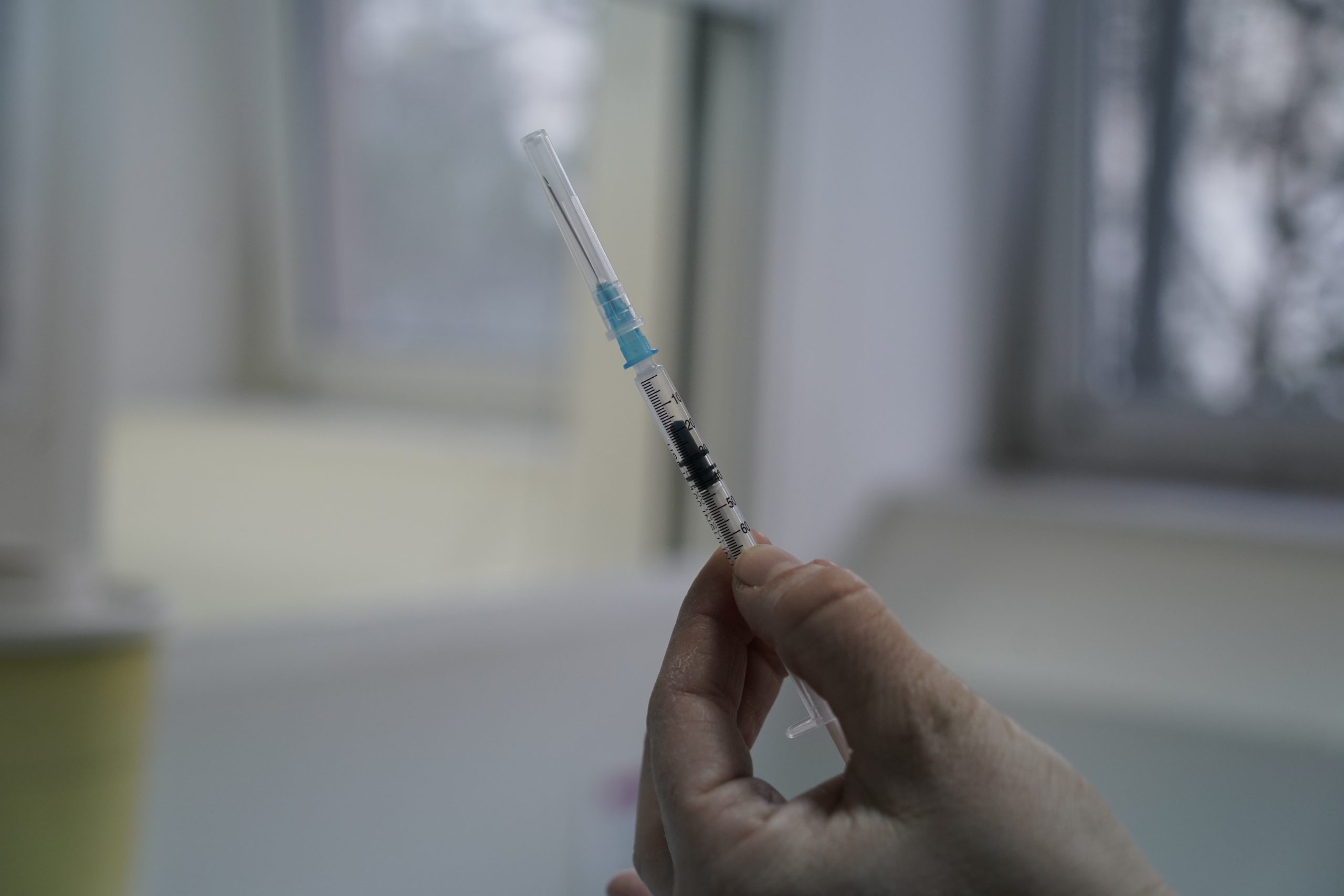 Εμβόλιο: Πέντε δόσεις είχε το φιαλίδιο της Pfizer που έκλεψε ο ντελιβεράς!