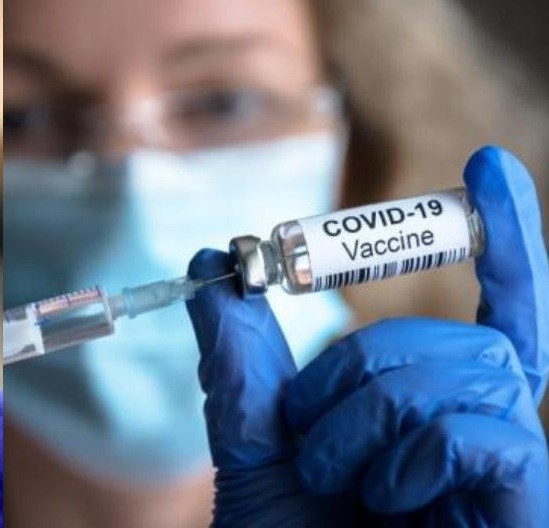 Κορονοϊός: Δυο γυναίκες μεταμφιέστηκαν σε γιαγιάδες για να κάνουν το εμβόλιο