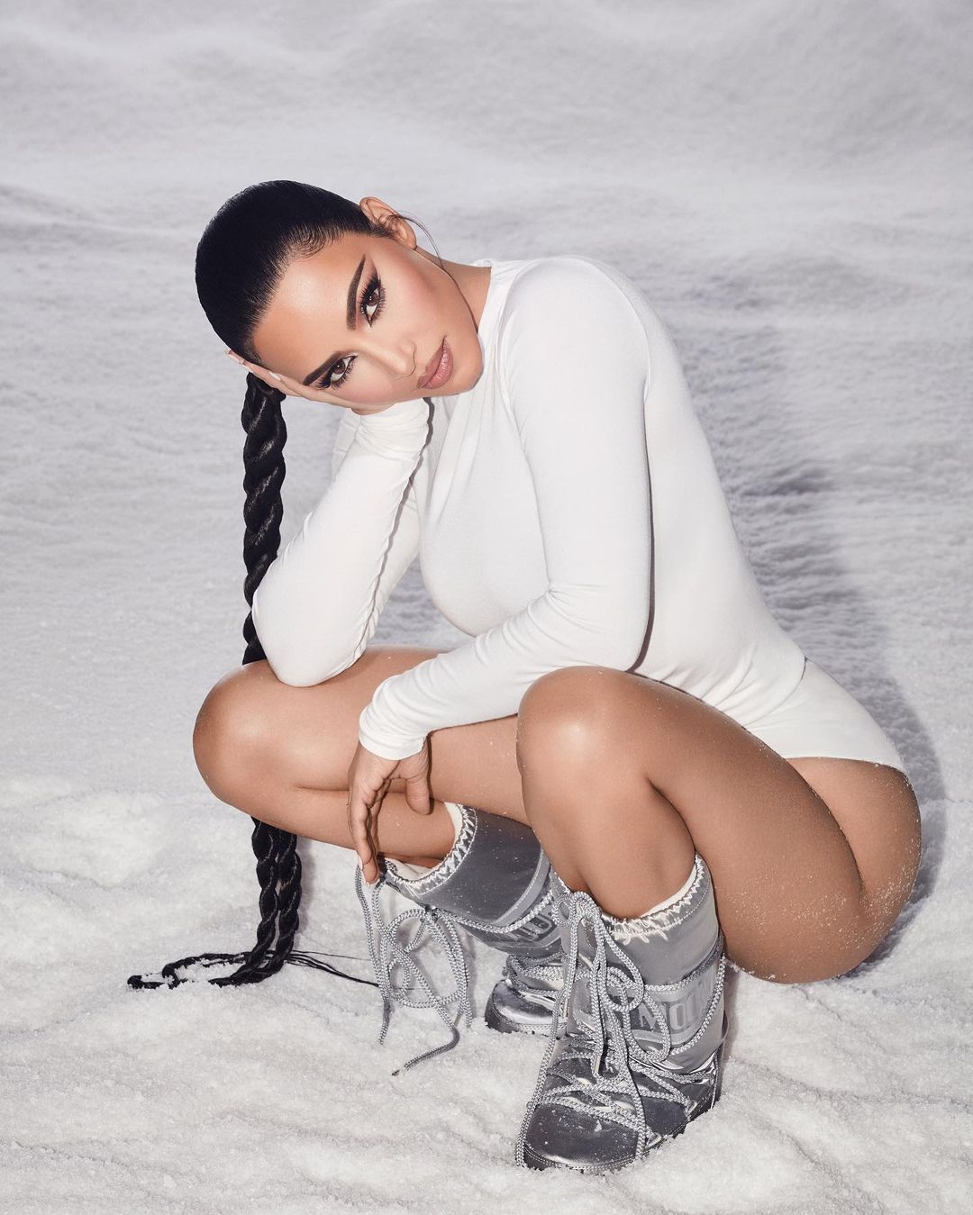 Kim Kardashian: Ποζάρει σε ψεύτικο χιόνι και τρελαίνει τους followers της