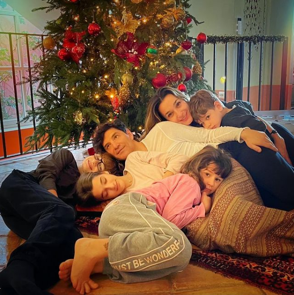 Η χριστουγεννιάτικη ανάρτηση του Σάκη Ρουβά με την οικογένειά του