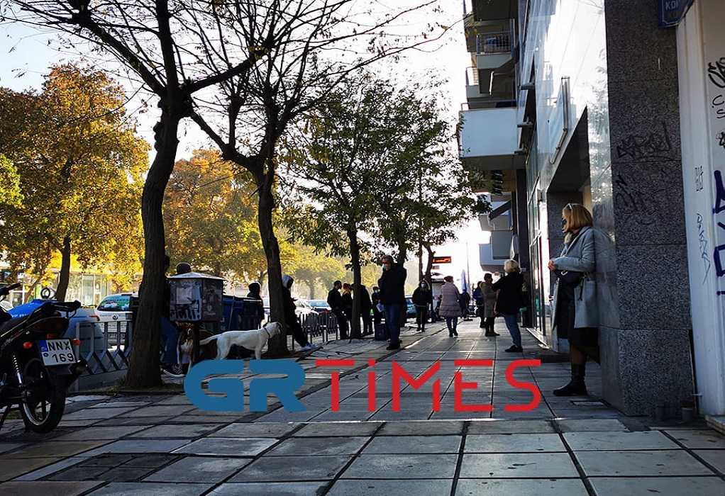 Θεσσαλονίκη: Ουρές σε φαρμακείο του ΕΟΠΥΥ – Ασθενείς περιμένουν πάνω από μία ώρα στο κρύο (pics)
