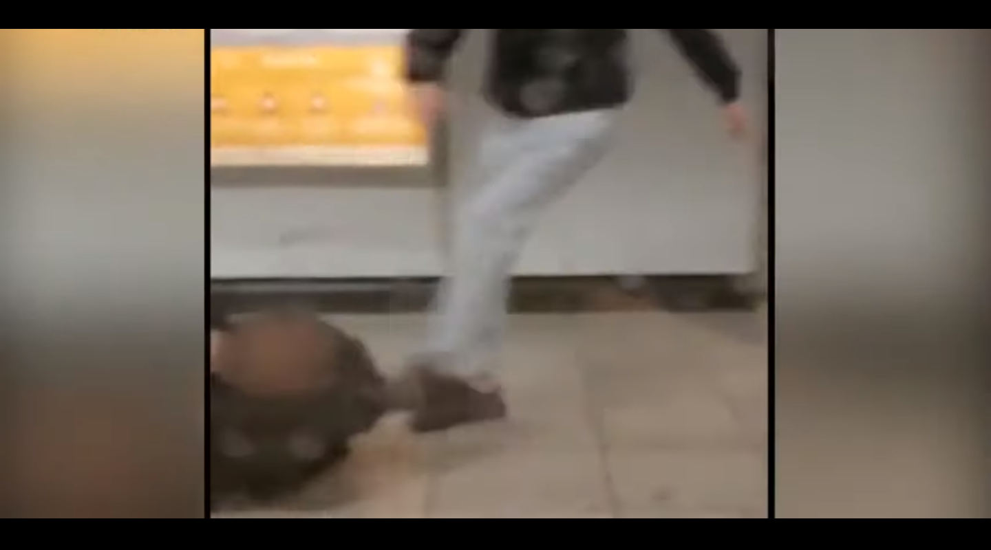 Ομόνοια -Βίντεο-σοκ: Καρέ καρέ ο άγριος ξυλοδαρμός σταθμάρχη του μετρό - eretikos.gr