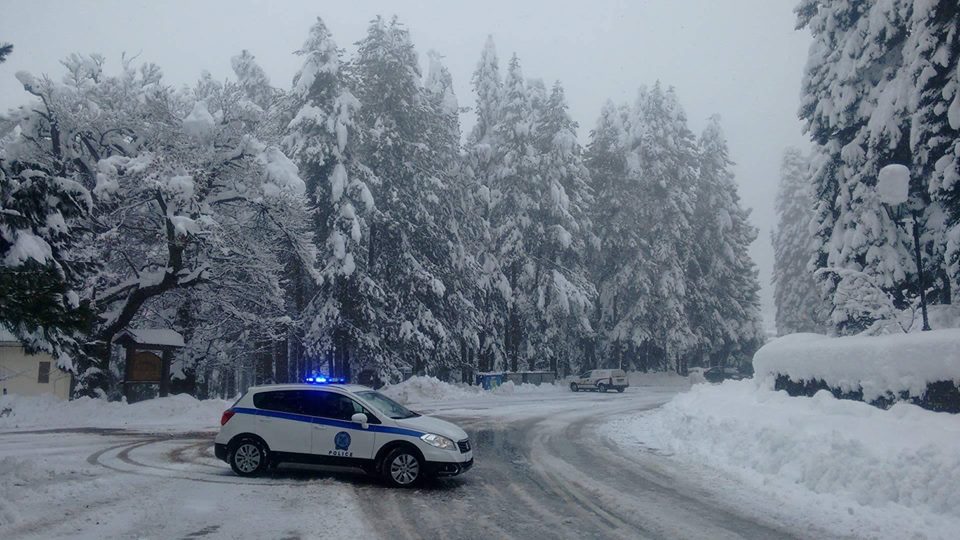 Χιονίζει στα Γρεβενά: Πού είναι απαραίτητες οι αντιολισθητικές αλυσίδες