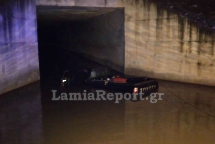 Λαμία: Απίστευτη περιπέτεια οδηγού που εγκλωβίστηκε σε λιμνάζοντα νερά (pics&vid)