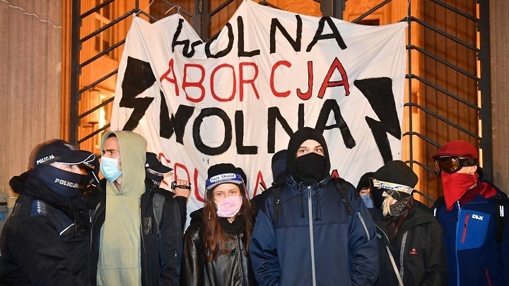 Πολωνία: Σε ισχύ από σήμερα η απόφαση του Συνταγματικού Δικαστηρίου που απαγορεύει τις αμβλώσεις