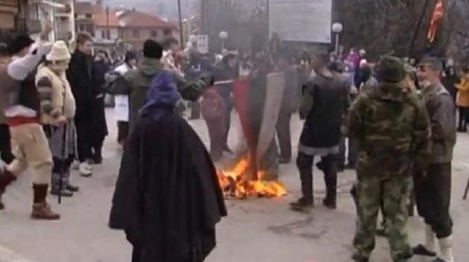 Σκόπια: Έντονη αντίδραση της Βουλγαρίας για κάψιμο της σημαίας της