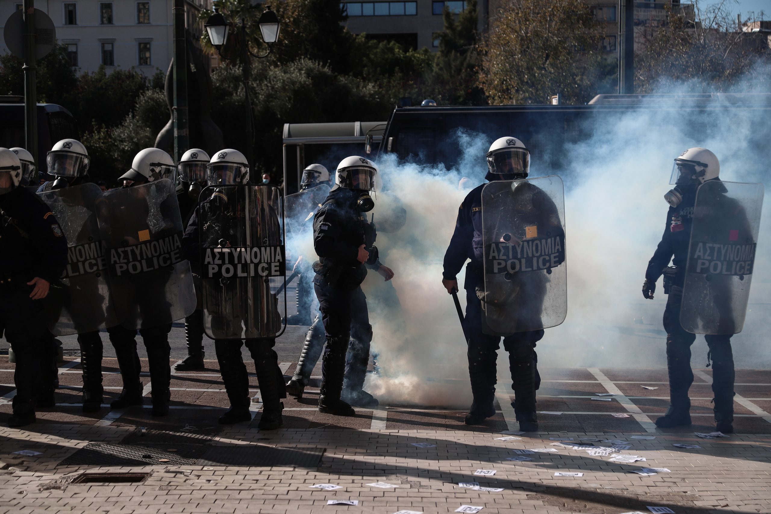 Ένταση και χημικά στην Αθήνα! Χαμός στο φοιτητικό συλλαλητήριο στα Προπύλαια (pics)