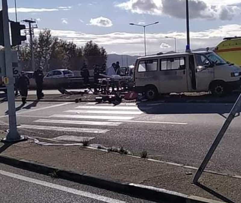 Αγρίνιο: Σφοδρή σύγκρουση αυτοκινήτου με ασθενοφόρο – Δύο τραυματίες (pics)