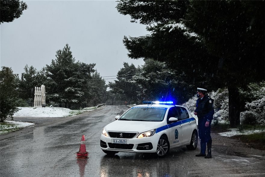 Διακόπηκε η κυκλοφορία στη λεωφόρο Πάρνηθος λόγω χιονόπτωσης