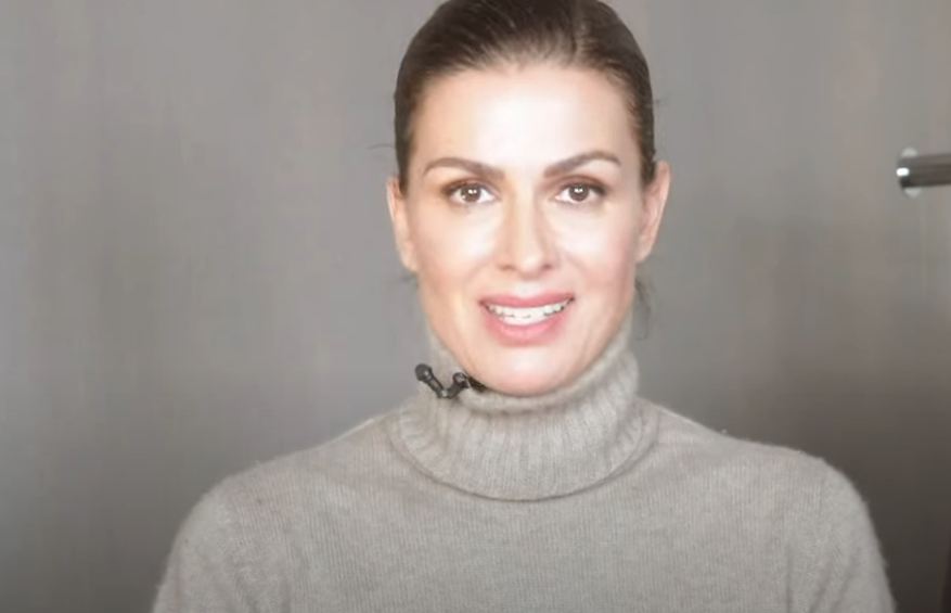 Η Τζίνα Αλιμόνου μας δείχνει 10 τρόπους για να φορέσουμε το πουλόβερ μας!