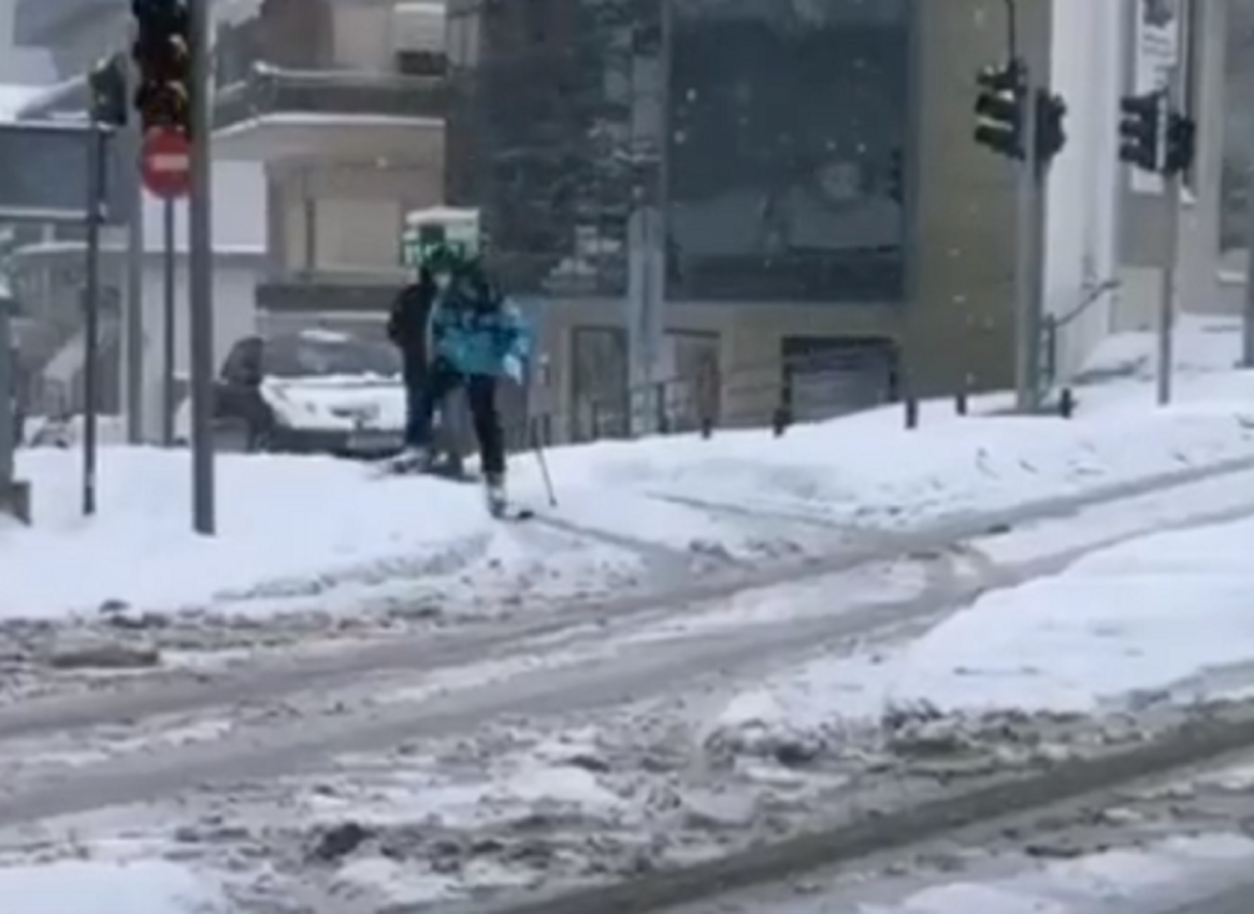 Καιρός: Σκι στους… δρόμους της Κοζάνης των -20 βαθμών Κελσίου! video