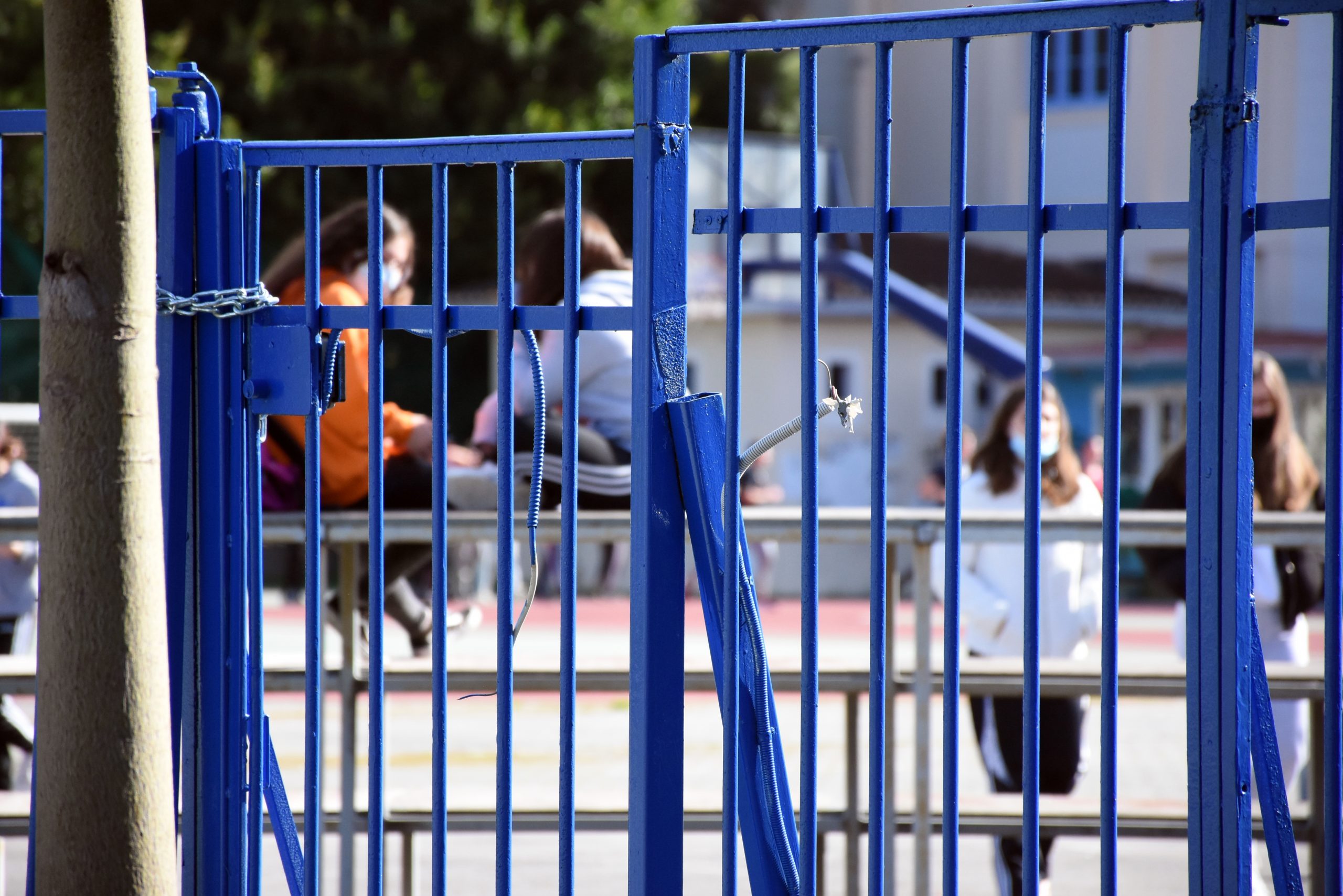 Ηράκλειο: «Μπλόκο» σε αρνητές γονείς μέσα στο σχολείο! Επεισόδιο και συλλήψεις