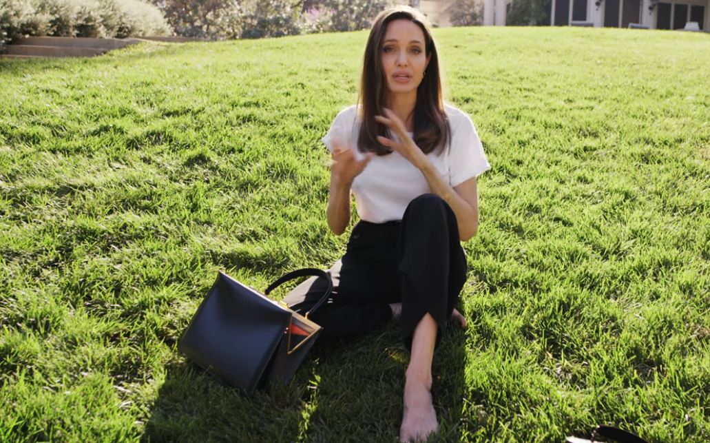 Τι βρίσκεται μέσα στην τσάντα της Angelina Jolie;