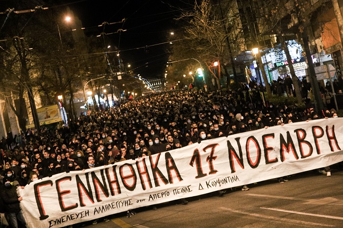 Εικόνες από την πορεία για τον Κουφοντίνα – Χιλιάδες διαδηλωτές στο κέντρο της Αθήνας