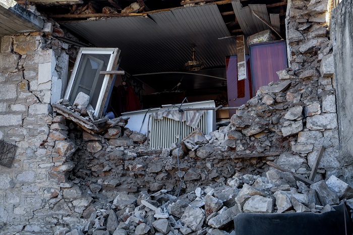 Σεισμός Ελασσόνα: Αναμένουν τροχόσπιτα οι πληγέντες του σεισμού – Παραμένουν τα προβλήματα ύδρευσης