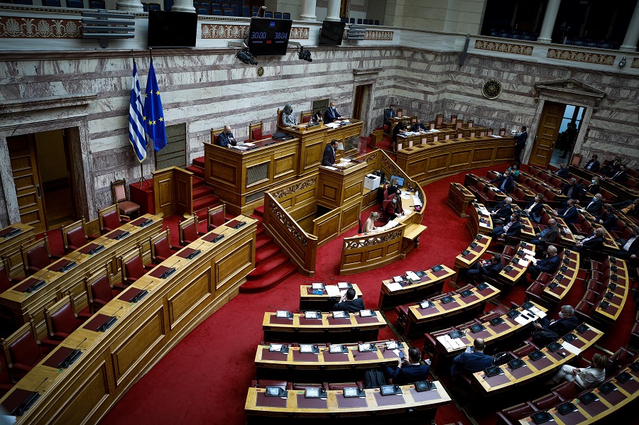 Βουλή: Πέρασε το νομοσχέδιο για την εκλογή δημοτικών και περιφερειακών αρχών