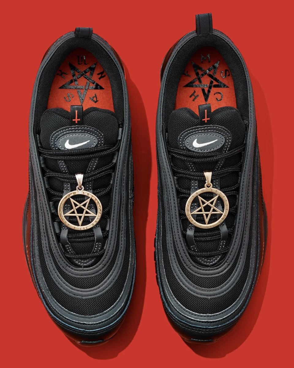 ΗΠΑ: Αποσύρονται τα «παπούτσια του σατανά» από την Nike – Περιέχουν ανθρώπινο αίμα pics)