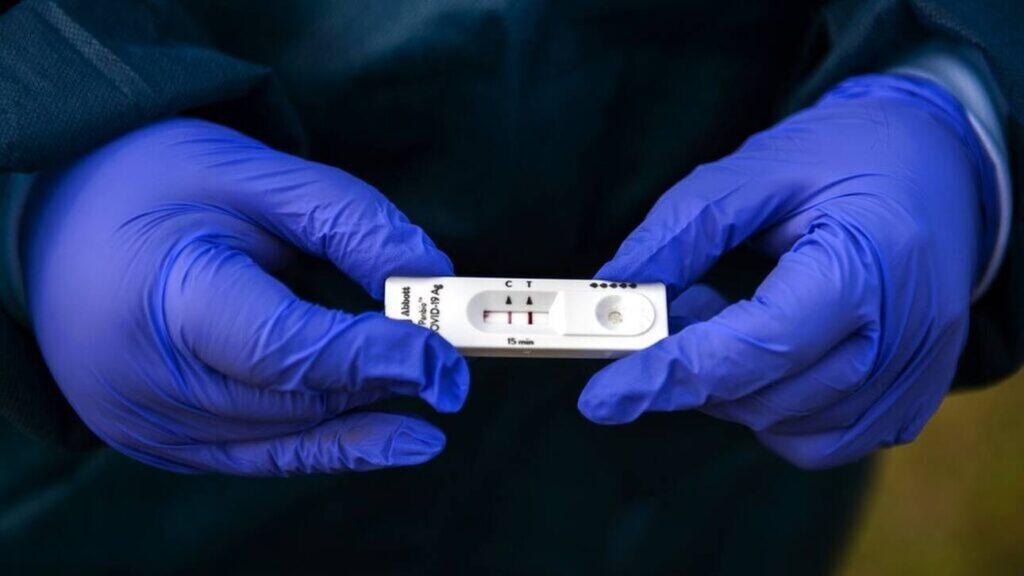 Κορονοϊός: Αντίθετοι οι φαρμακοποιοί με τη διενέργεια self test στα φαρμακεία