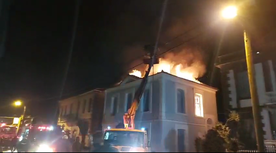 Λέσβος: Φωτιά σε σπίτι από κεραυνό (pics)