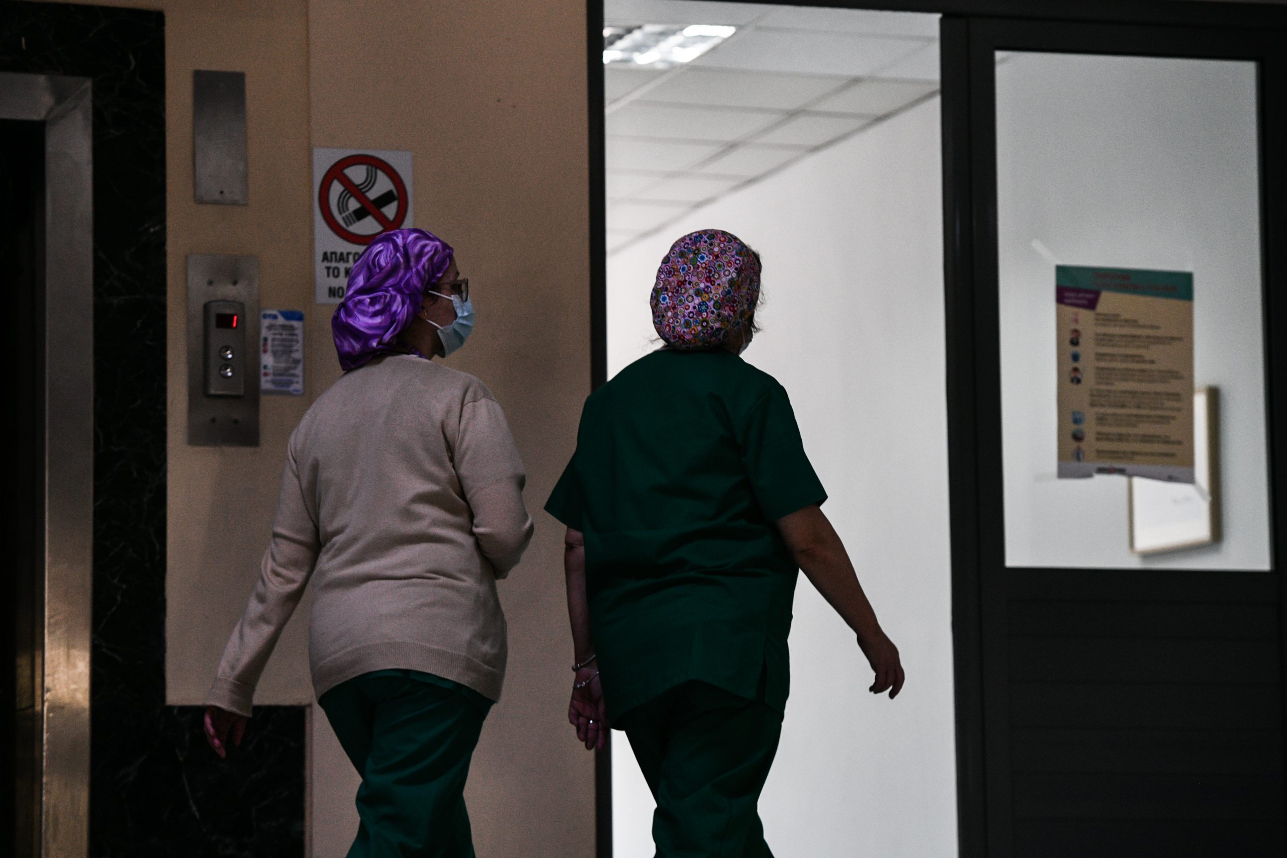 ΕΟΔΥ: 51 θάνατοι από κορονοϊό και 53 διασωληνωμένοι την τελευταία εβδομάδα – Αυξήθηκαν οι εισαγωγές στα νοσοκομεία