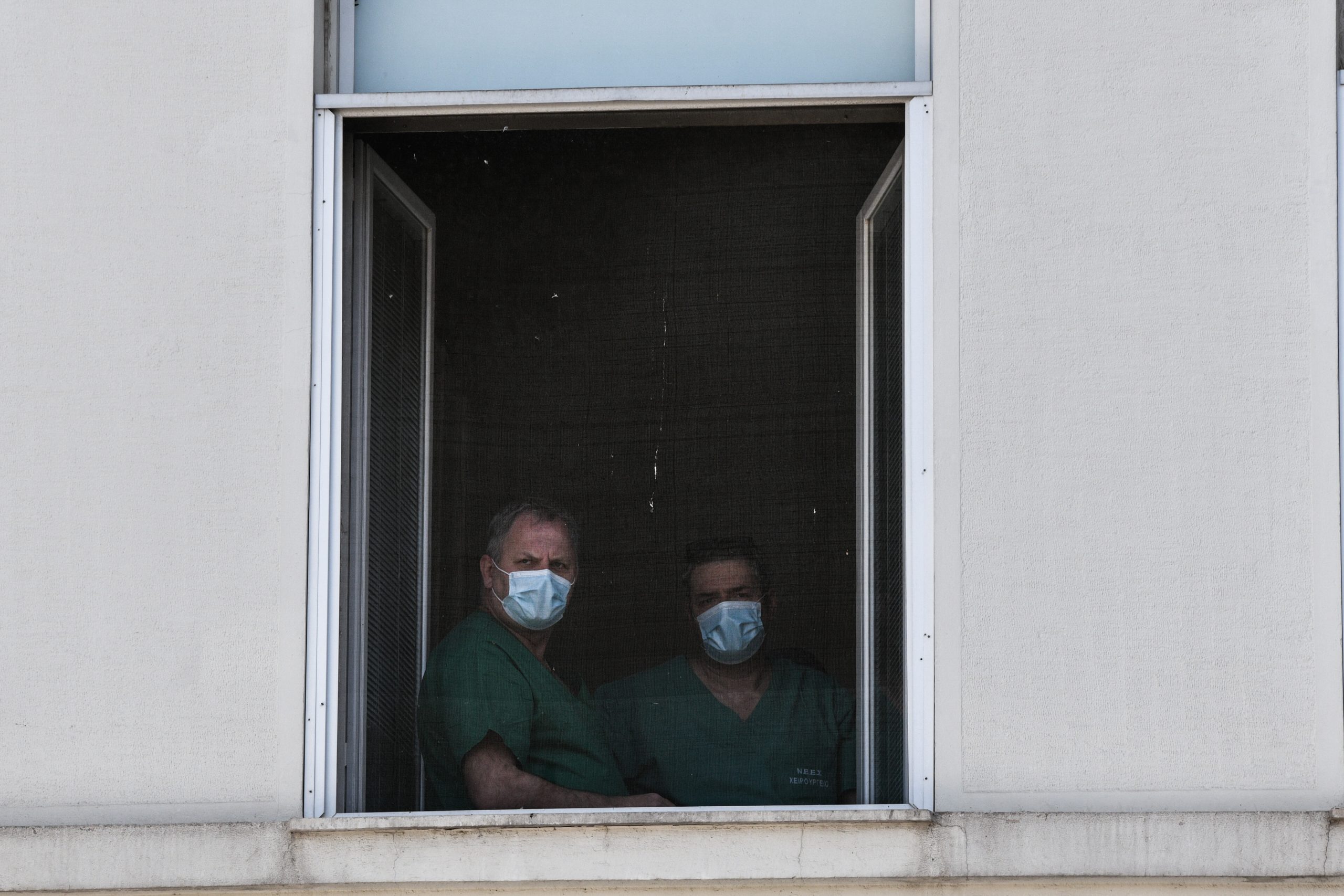 «Ντου» αρνητών του κορονοϊού στο Αττικόν! Προπηλάκισαν γιατρούς και νοσηλευτές